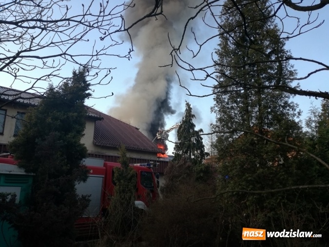 Zdjęcie w galerii na portalu naszwodzislaw.com: Pszów: Pożar budynku po byłej cechowni. Akcja gaszenia trwała około 11 godzin! wiadomości z regionu