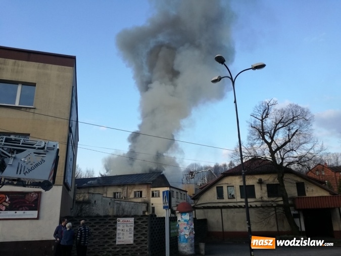 Zdjęcie w galerii na portalu naszwodzislaw.com: Pszów: Pożar budynku po byłej cechowni. Akcja gaszenia trwała około 11 godzin! wiadomości z regionu