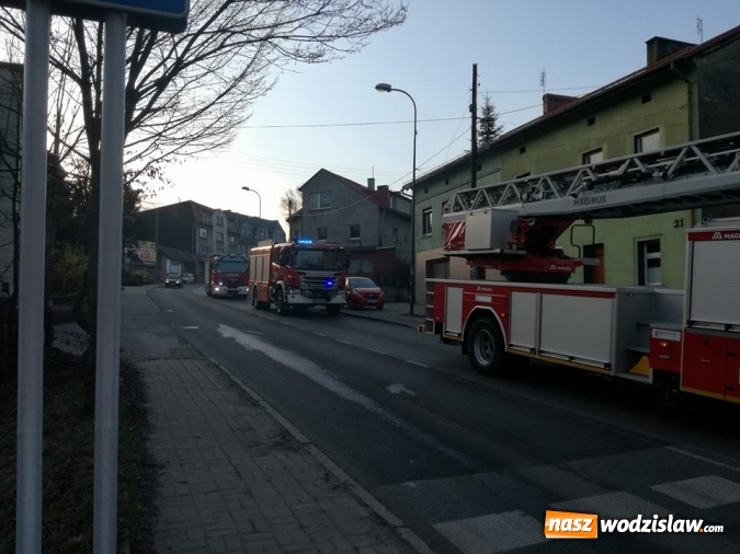 Zdjęcie w galerii na portalu naszwodzislaw.com: Pszów: Pożar budynku po byłej cechowni. Akcja gaszenia trwała około 11 godzin! wiadomości z regionu