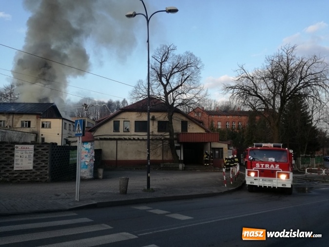 Zdjęcie w galerii na portalu naszwodzislaw.com: Pszów: Pożar budynku po byłej cechowni. Akcja gaszenia trwała około 11 godzin! wiadomości z regionu