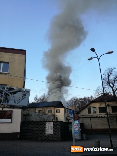 Zdjęcie w galerii na portalu naszwodzislaw.com: Pszów: Pożar budynku po byłej cechowni. Akcja gaszenia trwała około 11 godzin! wiadomości z regionu