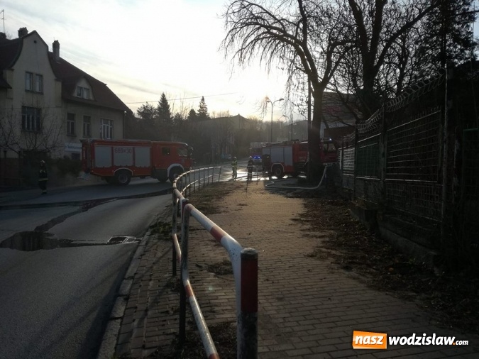 Zdjęcie w galerii na portalu naszwodzislaw.com: Pszów: Pożar budynku po byłej cechowni. Akcja gaszenia trwała około 11 godzin! wiadomości z regionu