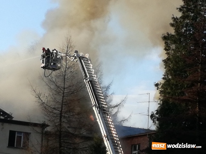 Zdjęcie w galerii na portalu naszwodzislaw.com: Pszów: Pożar budynku po byłej cechowni. Akcja gaszenia trwała około 11 godzin! wiadomości z regionu