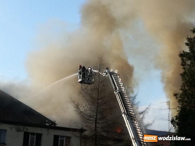 Zdjęcie w galerii na portalu naszwodzislaw.com: Pszów: Pożar budynku po byłej cechowni. Akcja gaszenia trwała około 11 godzin! wiadomości z regionu