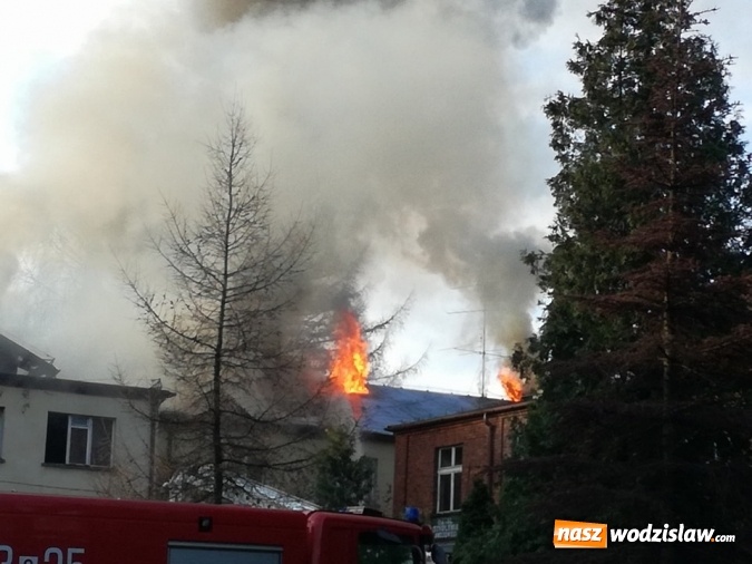 Zdjęcie w galerii na portalu naszwodzislaw.com: Pszów: Pożar budynku po byłej cechowni. Akcja gaszenia trwała około 11 godzin! wiadomości z regionu