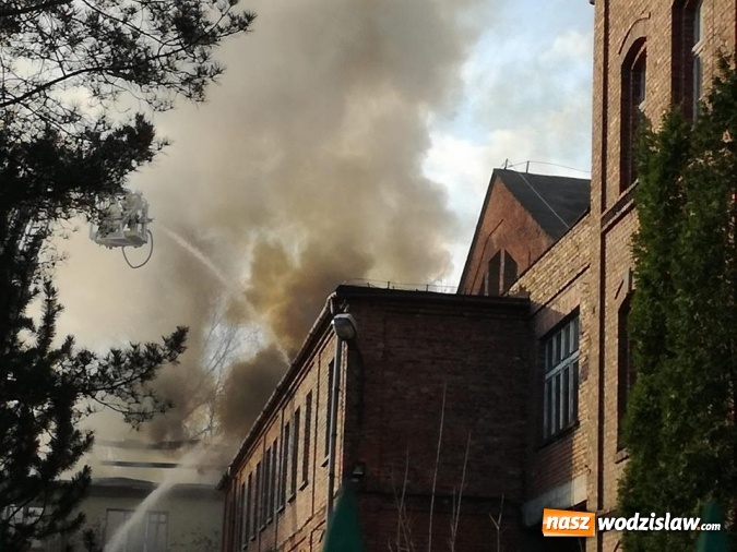 Zdjęcie w galerii na portalu naszwodzislaw.com: Pszów: Pożar budynku po byłej cechowni. Akcja gaszenia trwała około 11 godzin! wiadomości z regionu