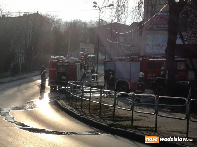 Zdjęcie w galerii na portalu naszwodzislaw.com: Pszów: Pożar budynku po byłej cechowni. Akcja gaszenia trwała około 11 godzin! wiadomości z regionu