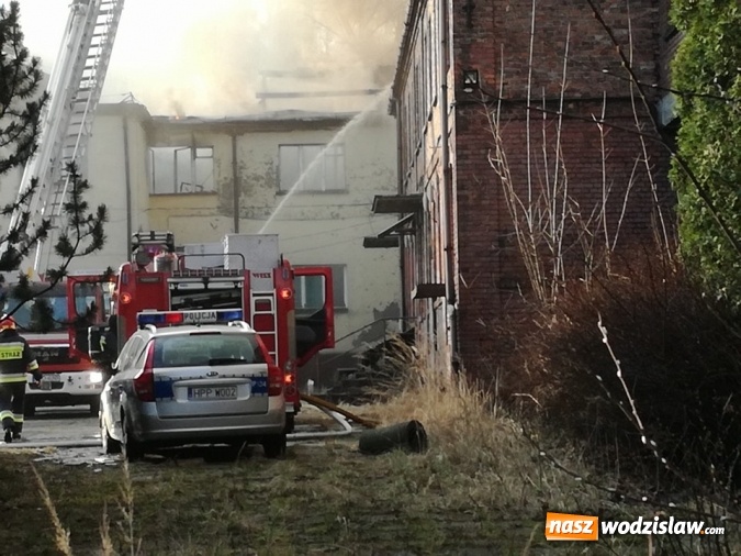 Zdjęcie w galerii na portalu naszwodzislaw.com: Pszów: Pożar budynku po byłej cechowni. Akcja gaszenia trwała około 11 godzin! wiadomości z regionu