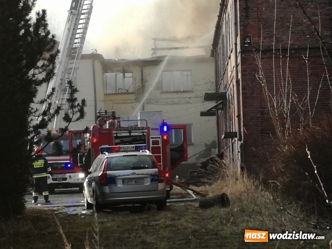 Zdjęcie w galerii na portalu naszwodzislaw.com: Pszów: Pożar budynku po byłej cechowni. Akcja gaszenia trwała około 11 godzin! wiadomości z regionu