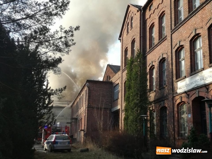 Zdjęcie w galerii na portalu naszwodzislaw.com: Pszów: Pożar budynku po byłej cechowni. Akcja gaszenia trwała około 11 godzin! wiadomości z regionu