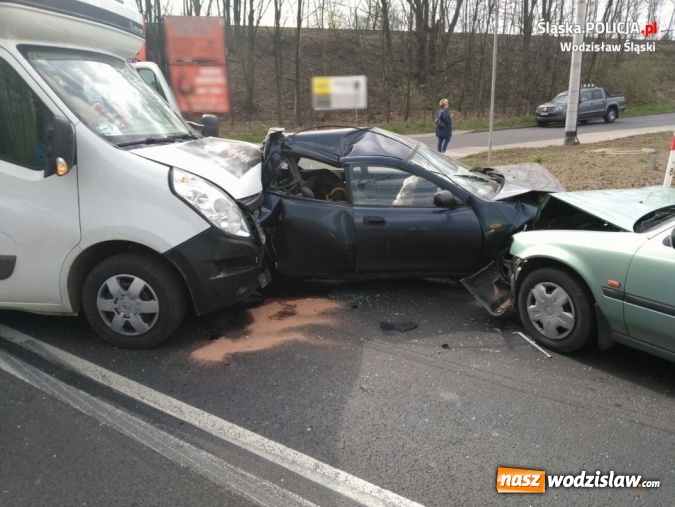 Zdjęcie w galerii na portalu naszwodzislaw.com: Radlin: Groźne zderzenie trzech samochodów. Przyglądając się skutkom kolizji, aż trudno uwierzyć, że nikt poważnie nie ucierpiał  wiadomości z regionu