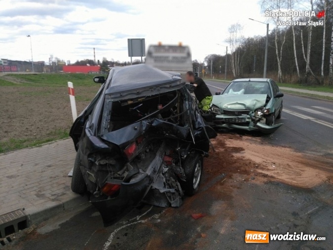 Zdjęcie w galerii na portalu naszwodzislaw.com: Radlin: Groźne zderzenie trzech samochodów. Przyglądając się skutkom kolizji, aż trudno uwierzyć, że nikt poważnie nie ucierpiał  wiadomości z regionu