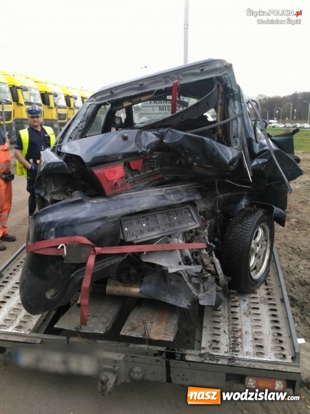 Zdjęcie w galerii na portalu naszwodzislaw.com: Radlin: Groźne zderzenie trzech samochodów. Przyglądając się skutkom kolizji, aż trudno uwierzyć, że nikt poważnie nie ucierpiał  wiadomości z regionu
