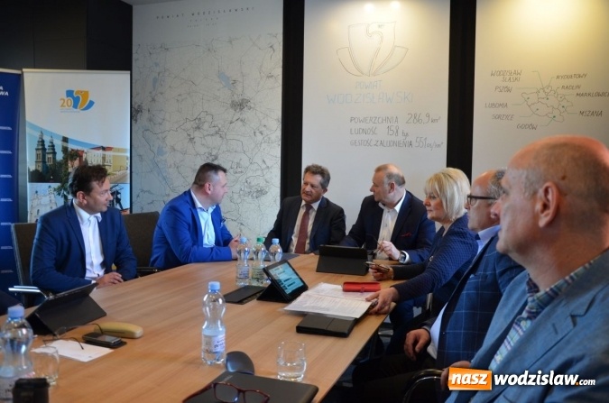 Zdjęcie w galerii na portalu naszwodzislaw.com: Kolejne porozumienie powiatu w sprawie kształcenia zawodowego. Mają zyskać uczniowie wiadomości z regionu