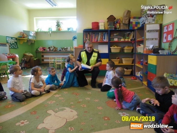 Zdjęcie w galerii na portalu naszwodzislaw.com: Bo profilaktyka zaczyna się w przedszkolu. Policjant i Sznupek gościli w ZSP nr 4  wiadomości z regionu
