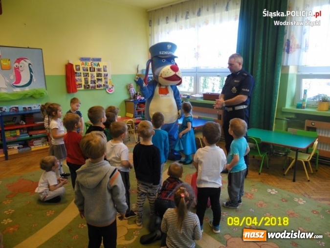 Zdjęcie w galerii na portalu naszwodzislaw.com: Bo profilaktyka zaczyna się w przedszkolu. Policjant i Sznupek gościli w ZSP nr 4  wiadomości z regionu