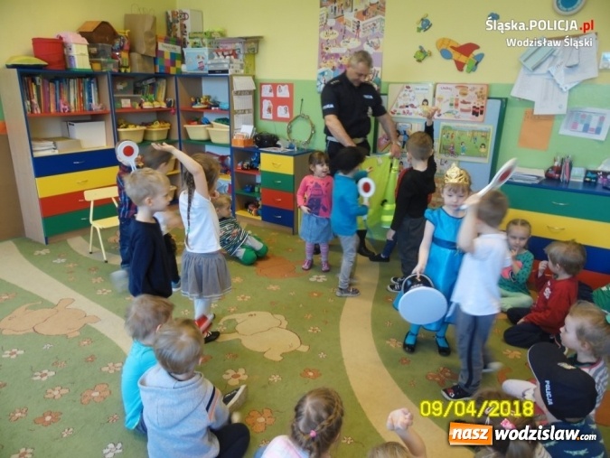 Zdjęcie w galerii na portalu naszwodzislaw.com: Bo profilaktyka zaczyna się w przedszkolu. Policjant i Sznupek gościli w ZSP nr 4  wiadomości z regionu