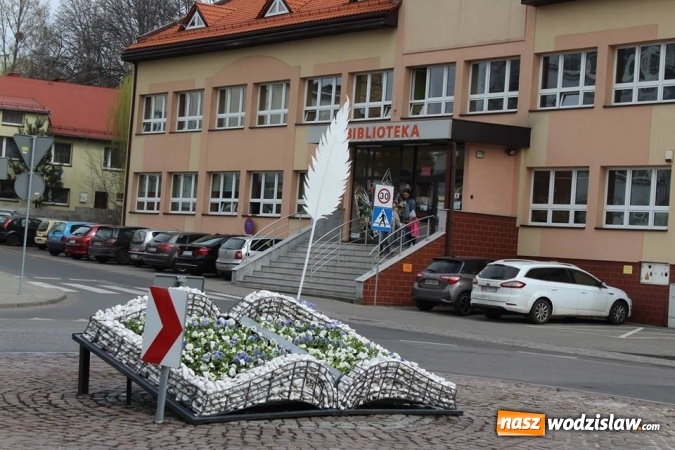 Zdjęcie w galerii na portalu naszwodzislaw.com: Tak przyozdobiono wodzisławskie rondo  wiadomości z regionu