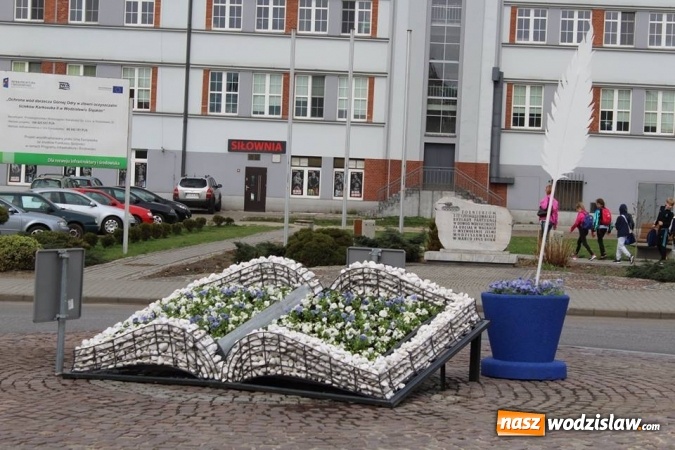 Zdjęcie w galerii na portalu naszwodzislaw.com: Tak przyozdobiono wodzisławskie rondo  wiadomości z regionu