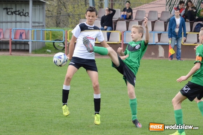 Zdjęcie w galerii na portalu naszwodzislaw.com: Rogów przegrywa. Trampkarze z Moszczenicy lepsi! ZDJĘCIA wiadomości z regionu