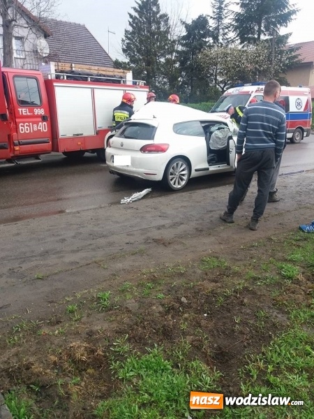 Zdjęcie w galerii na portalu naszwodzislaw.com: Wodzisław: Osobówka zderzyła się z koparką  wiadomości z regionu