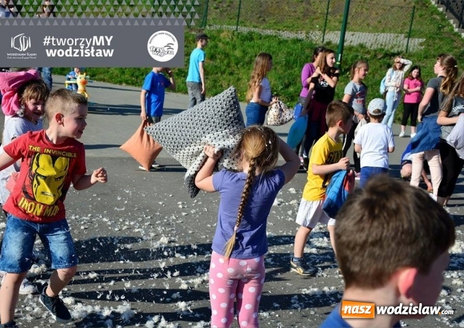 Zdjęcie w galerii na portalu naszwodzislaw.com: Wodzisławska Bitwa na Poduszki. FOTORELACJA  wiadomości z regionu