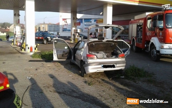 Zdjęcie w galerii na portalu naszwodzislaw.com: Staranowała dwa pojazdy i kosz z butlami gazowymi. Przyczyna? Zasnęła za kierownicą! wiadomości z regionu