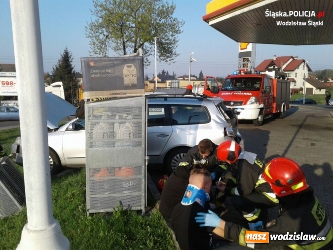Zdjęcie w galerii na portalu naszwodzislaw.com: Staranowała dwa pojazdy i kosz z butlami gazowymi. Przyczyna? Zasnęła za kierownicą! wiadomości z regionu