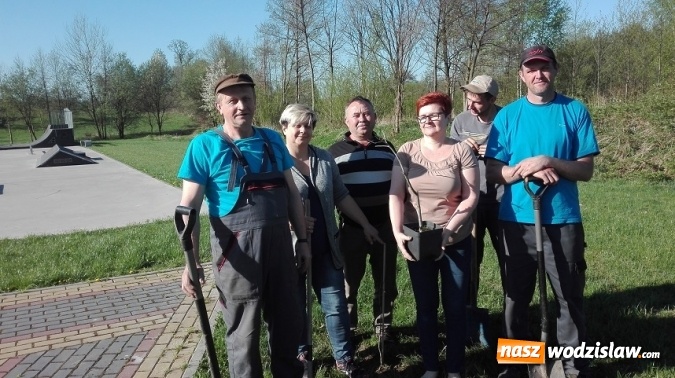 Zdjęcie w galerii na portalu naszwodzislaw.com: Akcja sadzenia drzewek na 100-lecie odzyskania niepodległości w Gminie Mszana. ZDJĘCIA  wiadomości z regionu