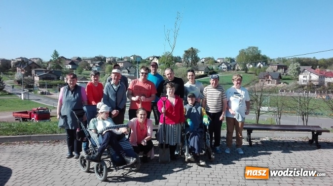 Zdjęcie w galerii na portalu naszwodzislaw.com: Akcja sadzenia drzewek na 100-lecie odzyskania niepodległości w Gminie Mszana. ZDJĘCIA  wiadomości z regionu