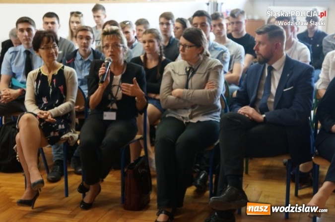 Zdjęcie w galerii na portalu naszwodzislaw.com: Debatowali z młodzieżą o bezpieczeństwie wiadomości z regionu