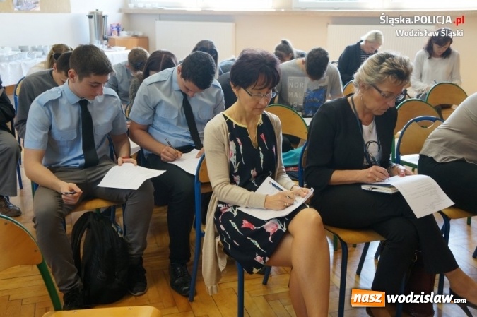 Zdjęcie w galerii na portalu naszwodzislaw.com: Debatowali z młodzieżą o bezpieczeństwie wiadomości z regionu