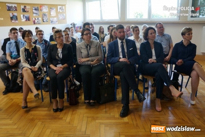 Zdjęcie w galerii na portalu naszwodzislaw.com: Debatowali z młodzieżą o bezpieczeństwie wiadomości z regionu