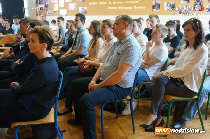 Zdjęcie w galerii na portalu naszwodzislaw.com: Debatowali z młodzieżą o bezpieczeństwie wiadomości z regionu