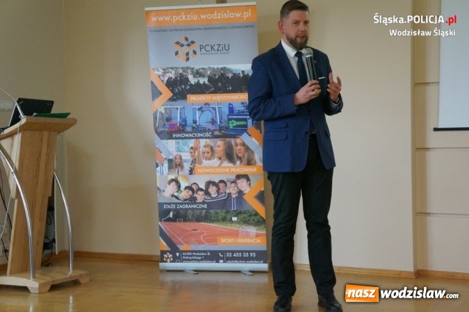 Zdjęcie w galerii na portalu naszwodzislaw.com: Debatowali z młodzieżą o bezpieczeństwie wiadomości z regionu