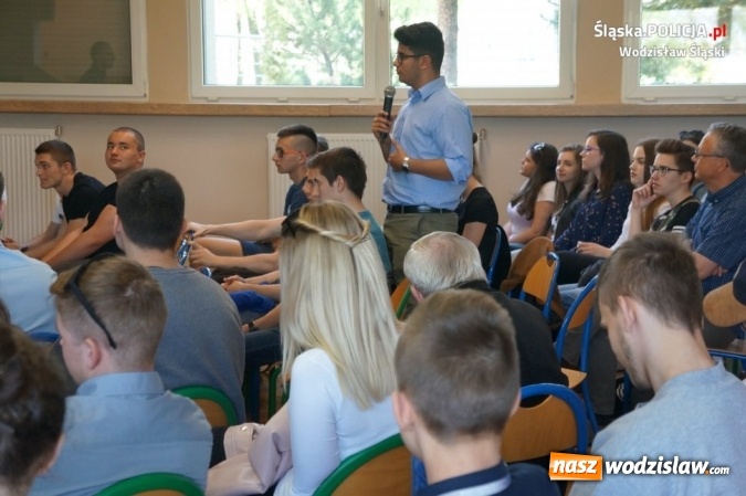 Zdjęcie w galerii na portalu naszwodzislaw.com: Debatowali z młodzieżą o bezpieczeństwie wiadomości z regionu