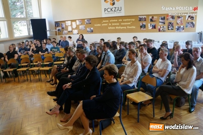 Zdjęcie w galerii na portalu naszwodzislaw.com: Debatowali z młodzieżą o bezpieczeństwie wiadomości z regionu
