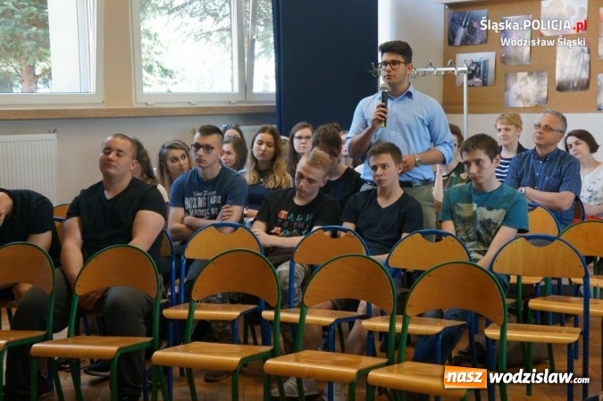 Zdjęcie w galerii na portalu naszwodzislaw.com: Debatowali z młodzieżą o bezpieczeństwie wiadomości z regionu