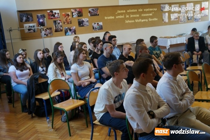 Zdjęcie w galerii na portalu naszwodzislaw.com: Debatowali z młodzieżą o bezpieczeństwie wiadomości z regionu
