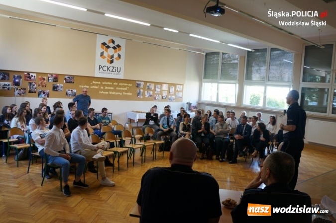 Zdjęcie w galerii na portalu naszwodzislaw.com: Debatowali z młodzieżą o bezpieczeństwie wiadomości z regionu