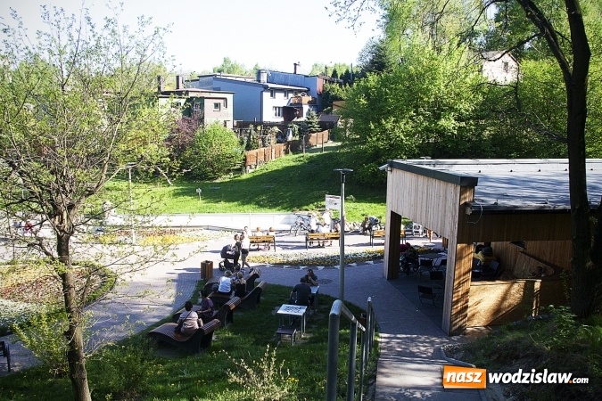 Zdjęcie w galerii na portalu naszwodzislaw.com: To miejsce nie przestaje cieszyć się zainteresowaniem mieszkańców. Tłumy przy radlińskiej tężni  wiadomości z regionu