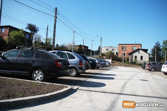 Zdjęcie w galerii na portalu naszwodzislaw.com: Parking przy tężni na ukończeniu. Kuracjusze już z niego korzystają  wiadomości z regionu