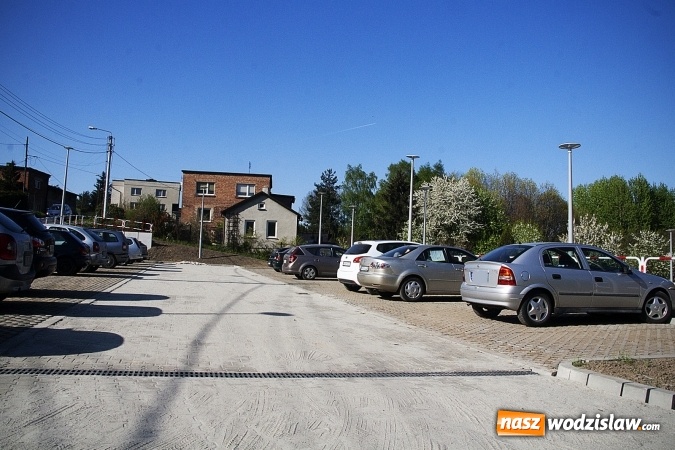 Zdjęcie w galerii na portalu naszwodzislaw.com: Parking przy tężni na ukończeniu. Kuracjusze już z niego korzystają  wiadomości z regionu