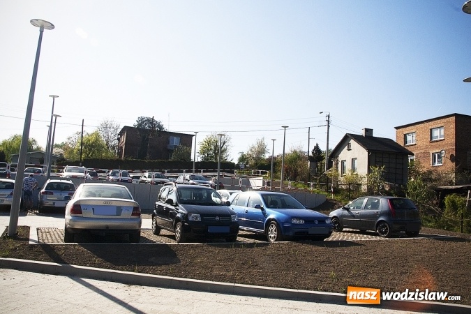 Zdjęcie w galerii na portalu naszwodzislaw.com: Parking przy tężni na ukończeniu. Kuracjusze już z niego korzystają  wiadomości z regionu