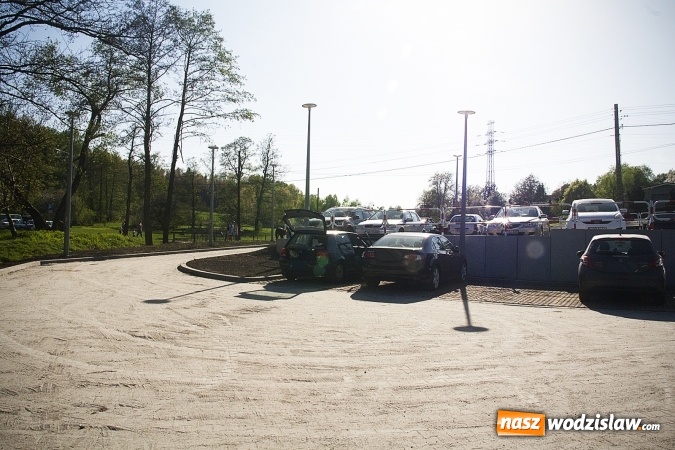 Zdjęcie w galerii na portalu naszwodzislaw.com: Parking przy tężni na ukończeniu. Kuracjusze już z niego korzystają  wiadomości z regionu