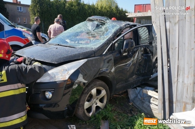 Zdjęcie w galerii na portalu naszwodzislaw.com: Kierowca tira zlekceważył znak i staranował osobówkę  wiadomości z regionu