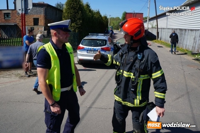 Zdjęcie w galerii na portalu naszwodzislaw.com: Kierowca tira zlekceważył znak i staranował osobówkę  wiadomości z regionu