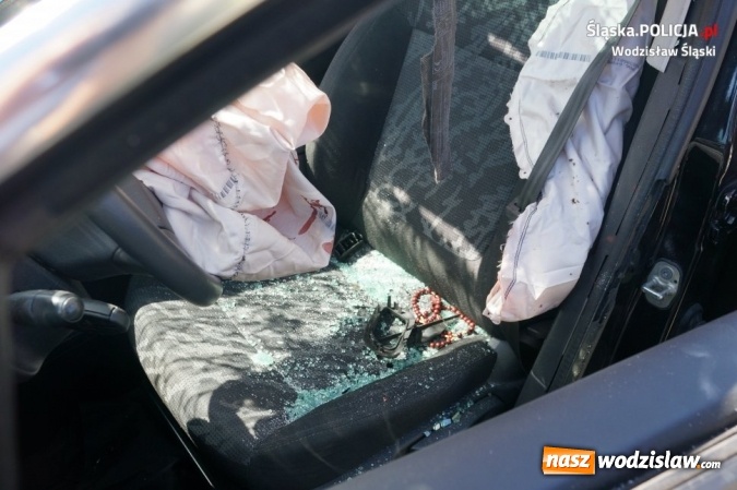 Zdjęcie w galerii na portalu naszwodzislaw.com: Kierowca tira zlekceważył znak i staranował osobówkę  wiadomości z regionu