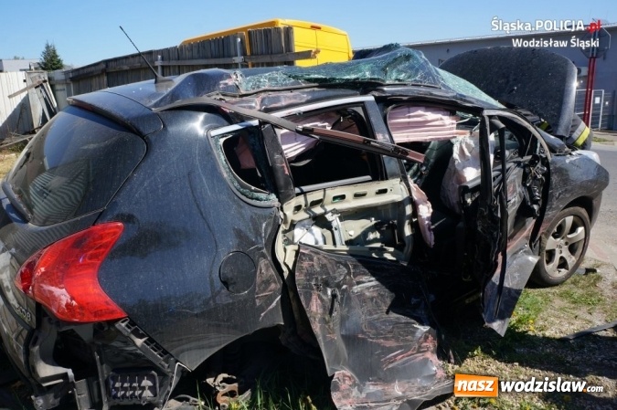 Zdjęcie w galerii na portalu naszwodzislaw.com: Kierowca tira zlekceważył znak i staranował osobówkę  wiadomości z regionu