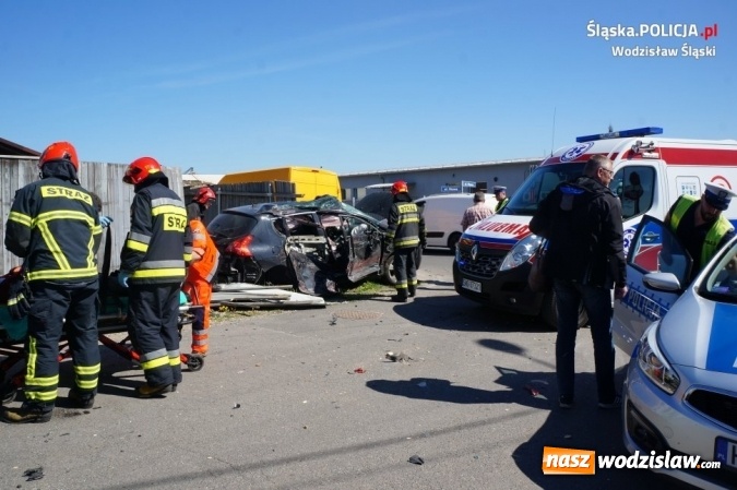 Zdjęcie w galerii na portalu naszwodzislaw.com: Kierowca tira zlekceważył znak i staranował osobówkę  wiadomości z regionu